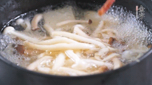依次放火腿、豆腐，加水大火燒開，小火燉煮20分鐘，出鍋前撒上蔥花即可。