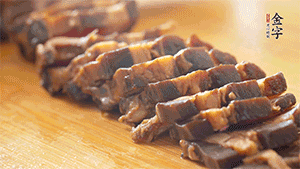 金字醬肉切片。