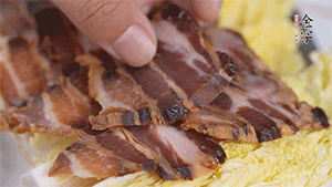 依次擺放娃娃菜和醬肉。