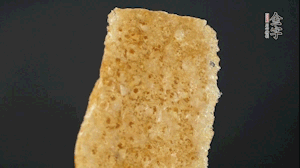 油炸豬皮冷水泡發(fā)，切成菱形。