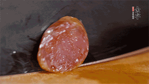 金字火腿肉香腸上鍋蒸15分鐘，切片備用。