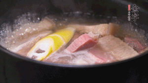 火肉、豬肉加料酒、清水大火煮開后，加入春筍小火慢燉40分鐘，出鍋前撒蔥花即可。