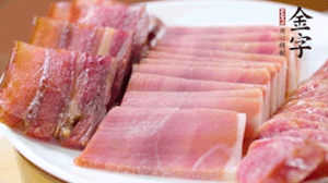 擺盤后鋪上老豆腐，淋點(diǎn)料酒，灑點(diǎn)白糖上鍋蒸20分鐘。