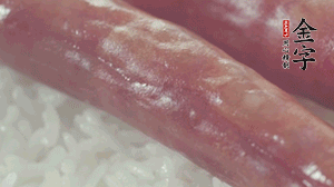 關(guān)上蓋子，煮到米飯露出時(shí)。