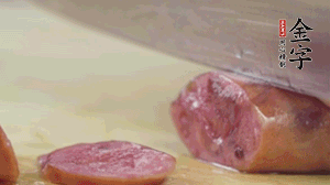 拿出香腸和臘肉，切成片后重新鋪入。