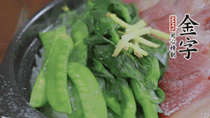 燜好的米飯開蓋，放入菜心、荷蘭豆，澆上調(diào)味汁拌勻。