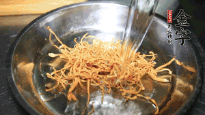 蟲草花用涼水浸泡10分鐘，干香菇溫水泡發(fā)至軟去蒂備用。蓮子、紅棗也可一同清洗干凈。