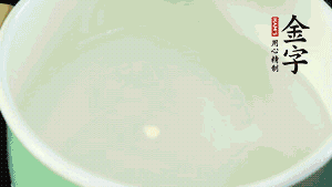 鍋中盛涼水，放入汆燙好的鴿子、火腿片、生姜片。