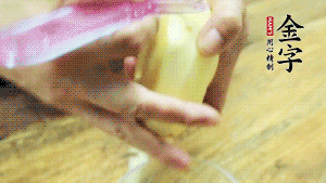 將食材洗凈，茄子、土豆切滾刀塊。