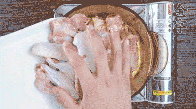 加料酒、蔥姜焯水2分鐘，清洗備用。