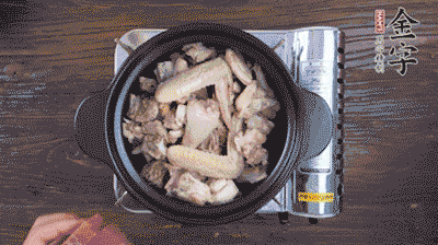將雞肉塊、火腿、料酒、姜一同放入在燉鍋中，加冷水大火煮開后，小火燉煮40分鐘。