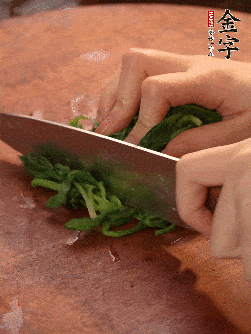 晾涼拽干水份，切碎備用。
