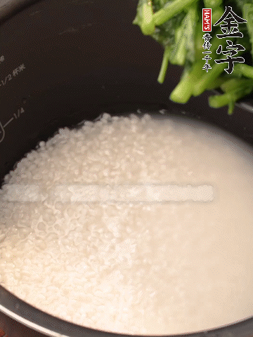 茼蒿、香腸放入浸泡好的大米，水沒過大米半指煮熟。