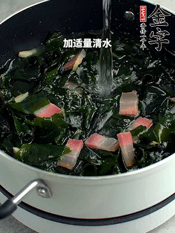 放入泡發(fā)好的裙帶菜翻炒一下，加適量清水燉煮。
