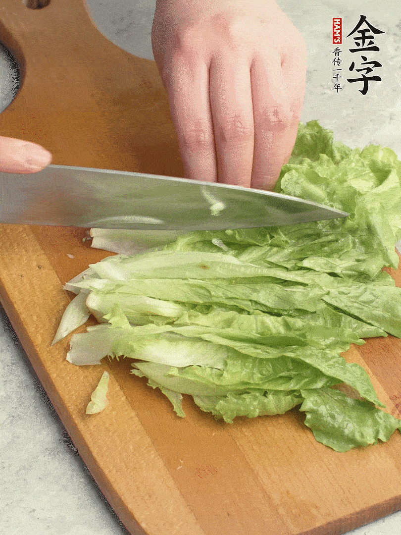 胡蘿卜、生菜、黃瓜切絲。