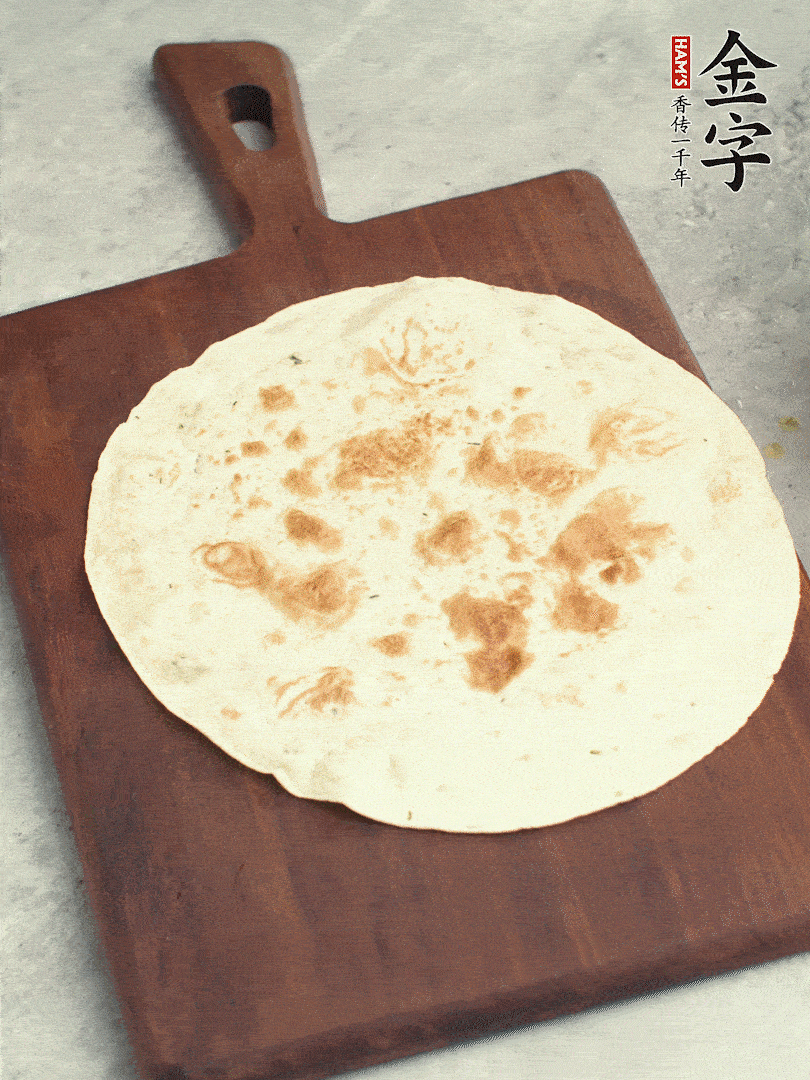食材依次鋪在卷餅皮上，卷起來。