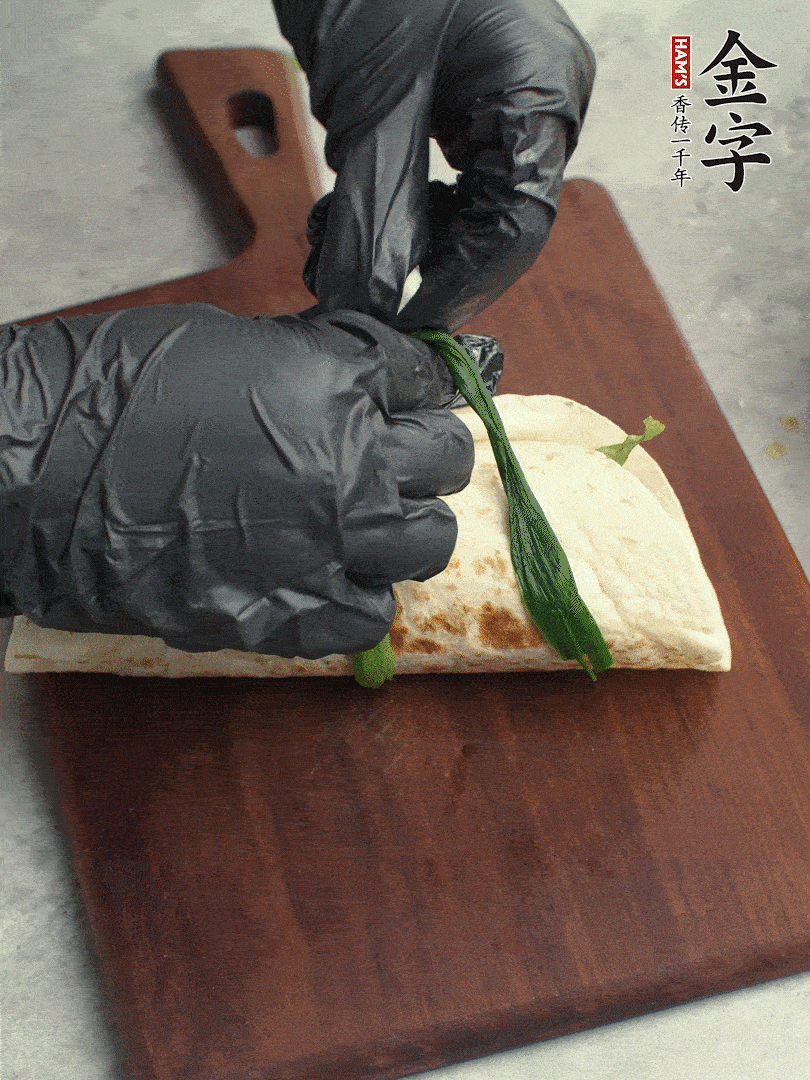 用焯過水的小蔥打結(jié)。