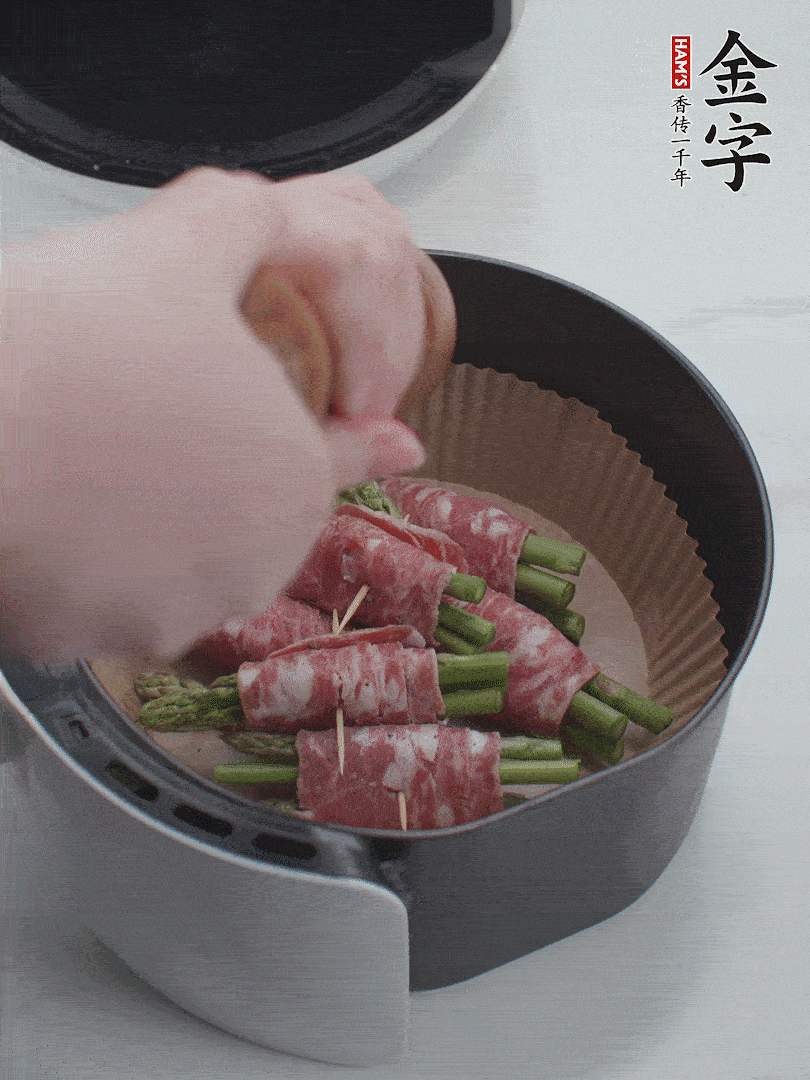 在培根卷上撒點(diǎn)黑胡椒碎。