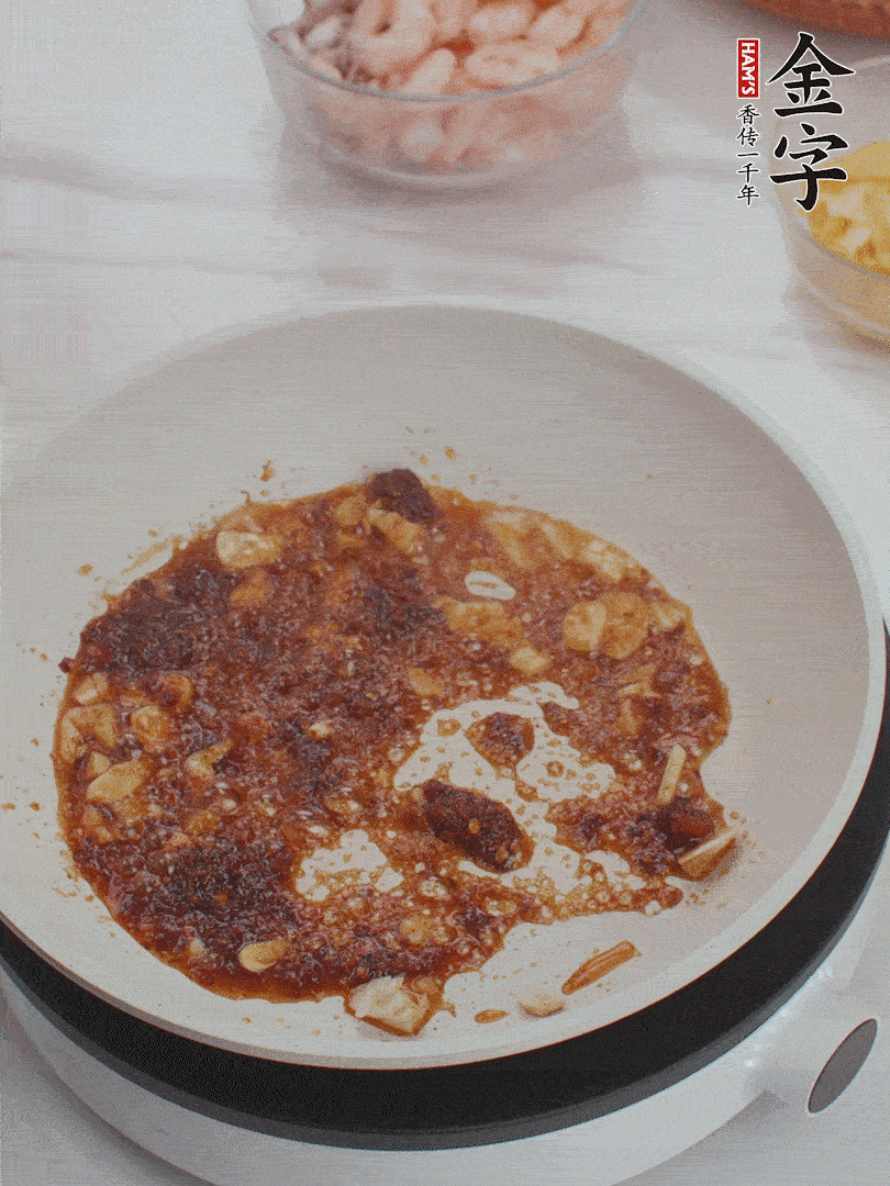 冷鍋熱油，1大勺金字火腿XO醬、蒜末炒香，倒粉絲一起炒。