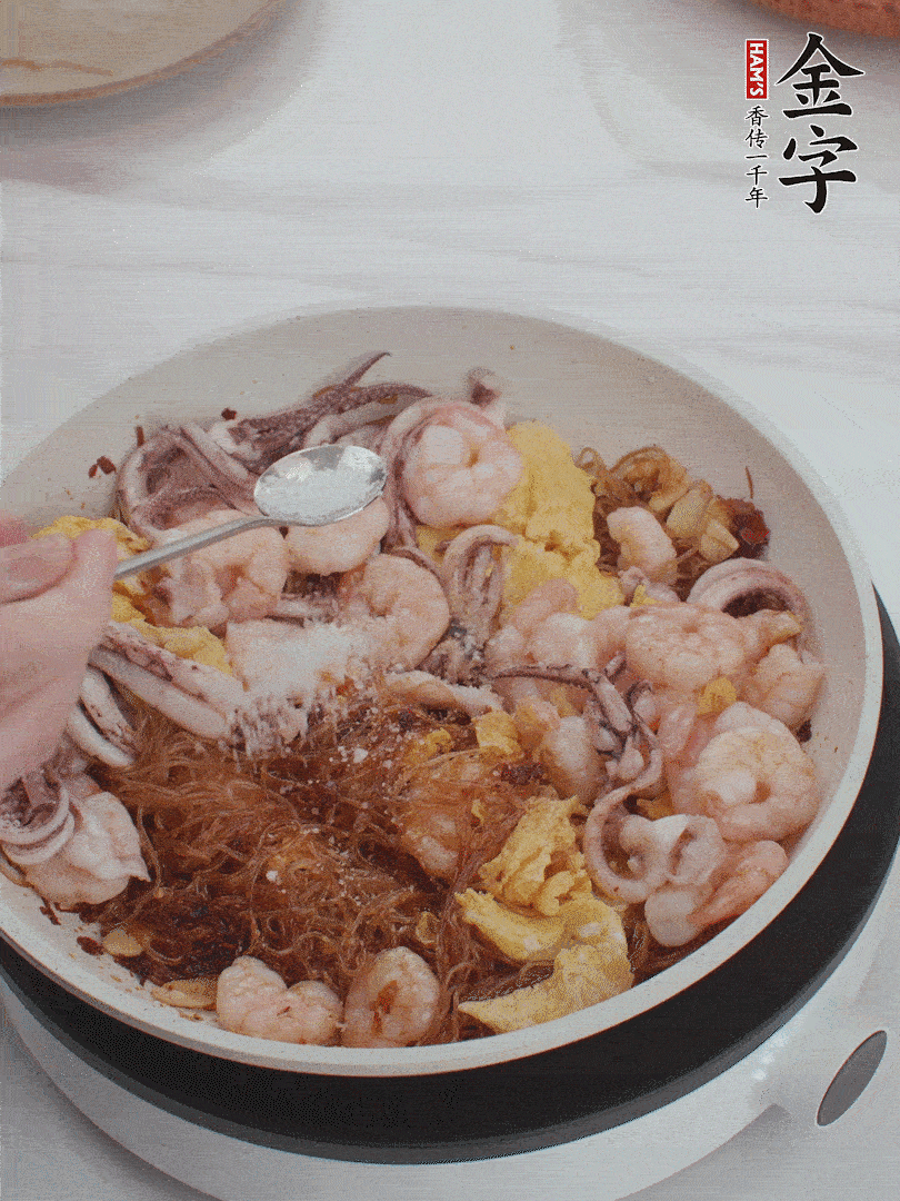 加雞蛋，蝦仁，魷魚混合。