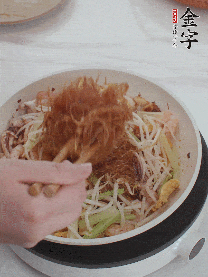 放焯好水的香芹、豆芽翻炒挑松。