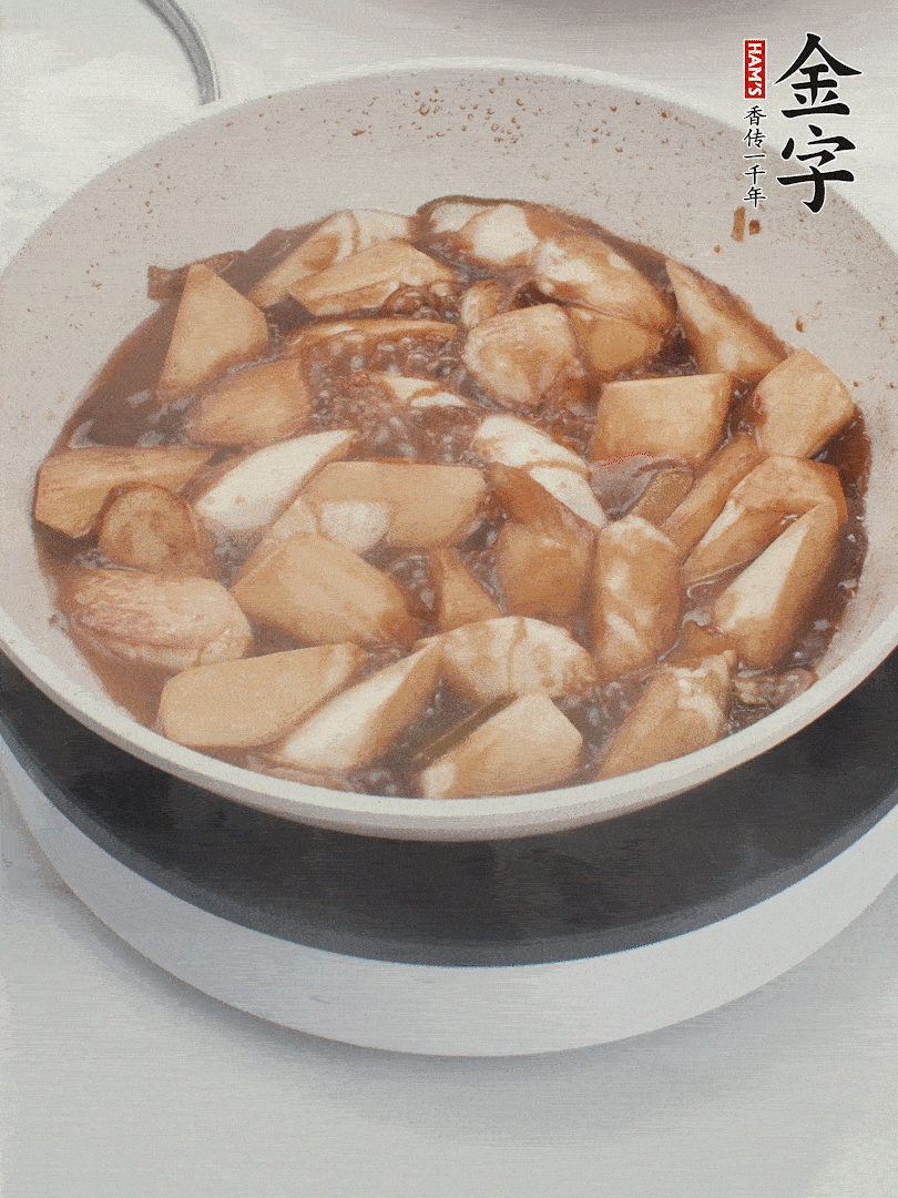 待茭白煸到微微發(fā)黃加入調(diào)好的味汁翻炒。加一小碗清水蓋蓋子燜3-4分鐘。