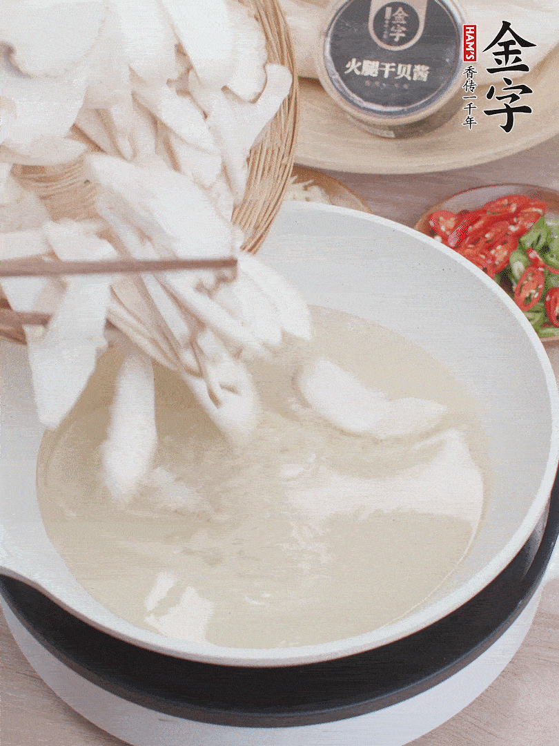 杏鮑菇切成片，油溫7層熱炸2分鐘。