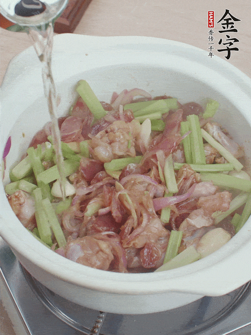 牛蛙變色后，淋點啤酒，加蓋后調(diào)小火燜10分鐘。