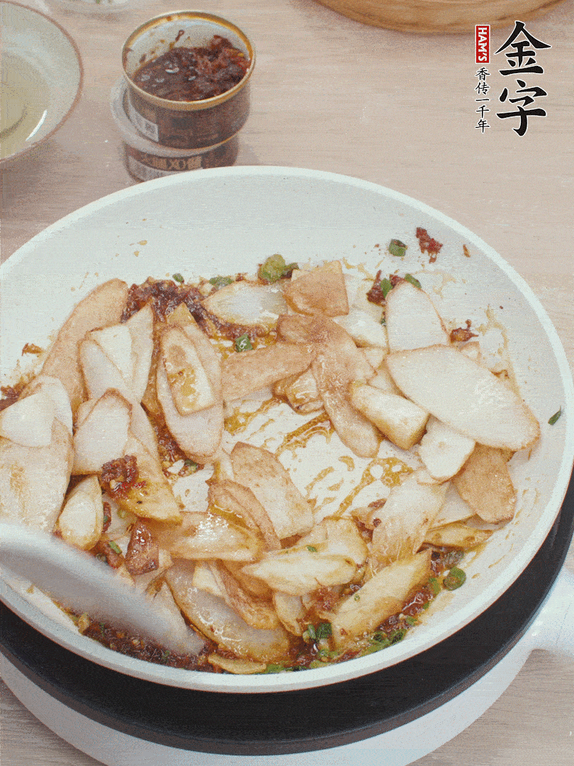 下山藥炒勻，撒蔥花。