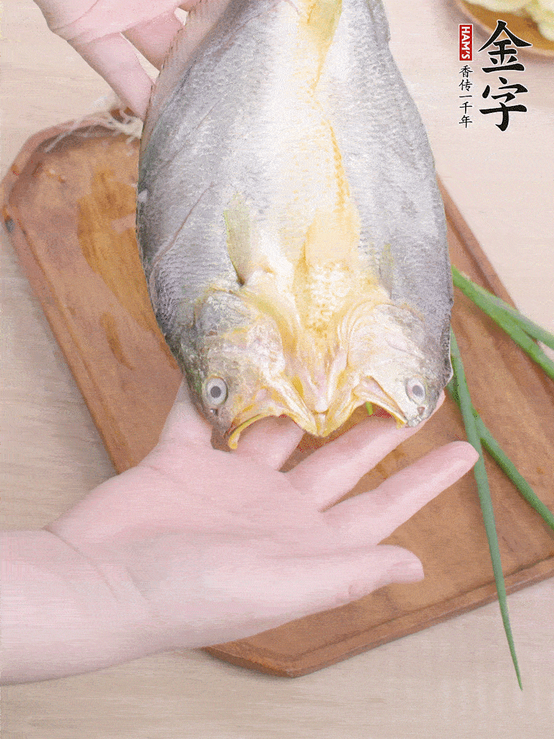 黃魚背部開刀，洗凈切花刀。適量鹽涂抹魚身兩面。