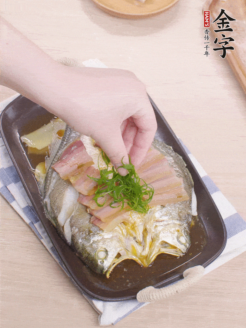 取出姜蔥，淋2勺蒸魚豉油，擺蔥絲。