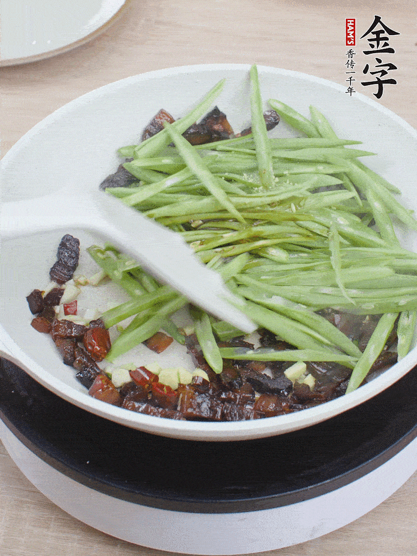 下豆角，生抽、雞精調(diào)味，炒到斷生。
