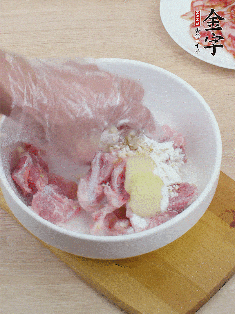 洗凈的小排，加鹽、姜、蒜末、淀粉、胡椒粉抓勻，腌制15分鐘。