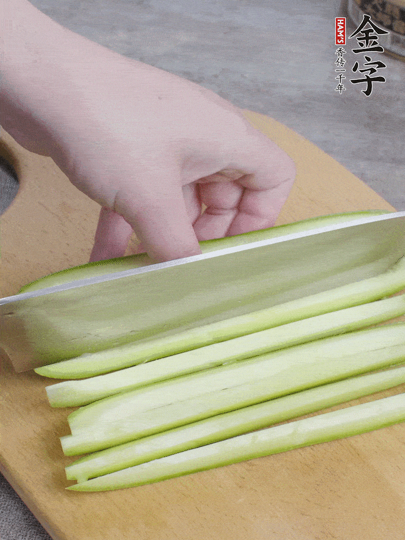 西葫蘆對半切，去瓤切條。