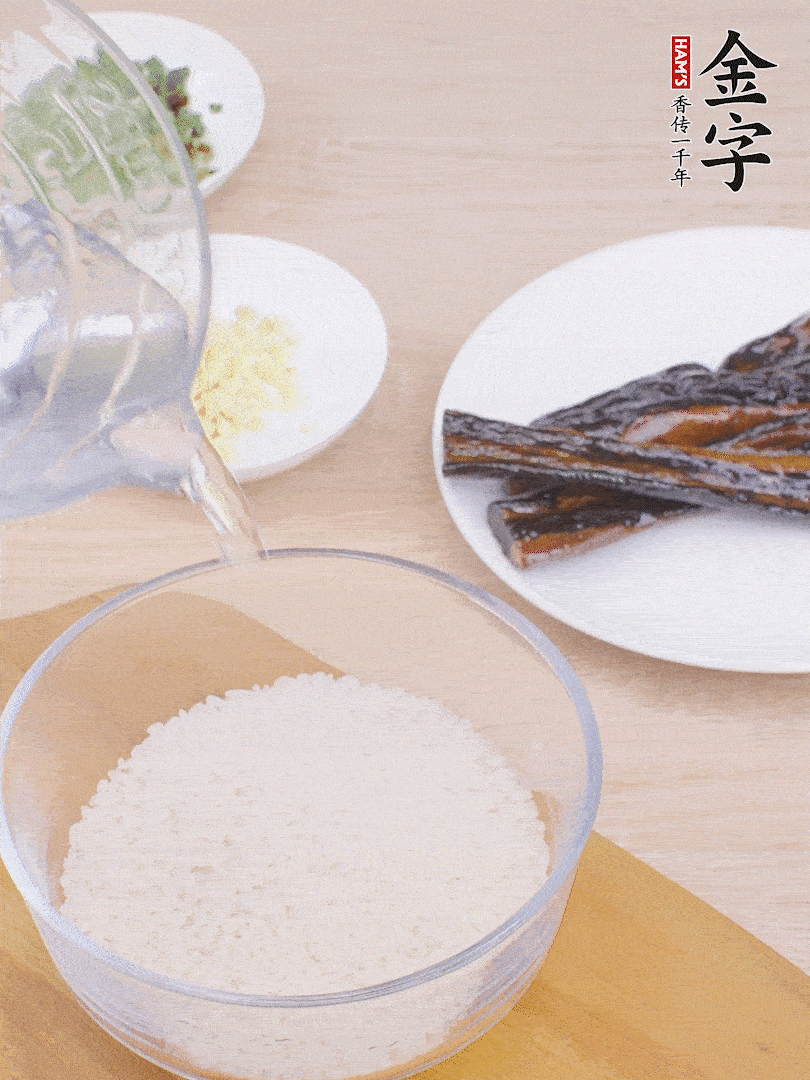 大米提前用清水浸泡1小時(shí)。