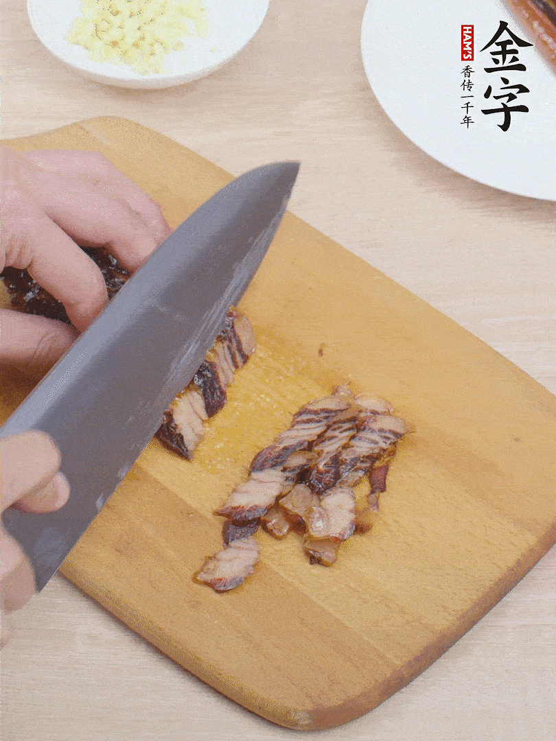 金字醬油肉切薄片。
