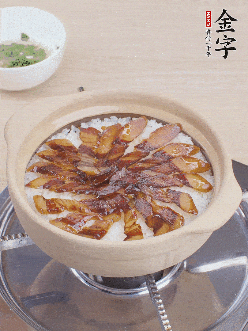 快收水時(shí)，鋪醬油肉，鍋邊淋點(diǎn)油，轉(zhuǎn)動(dòng)砂鍋，燜煮2分鐘。