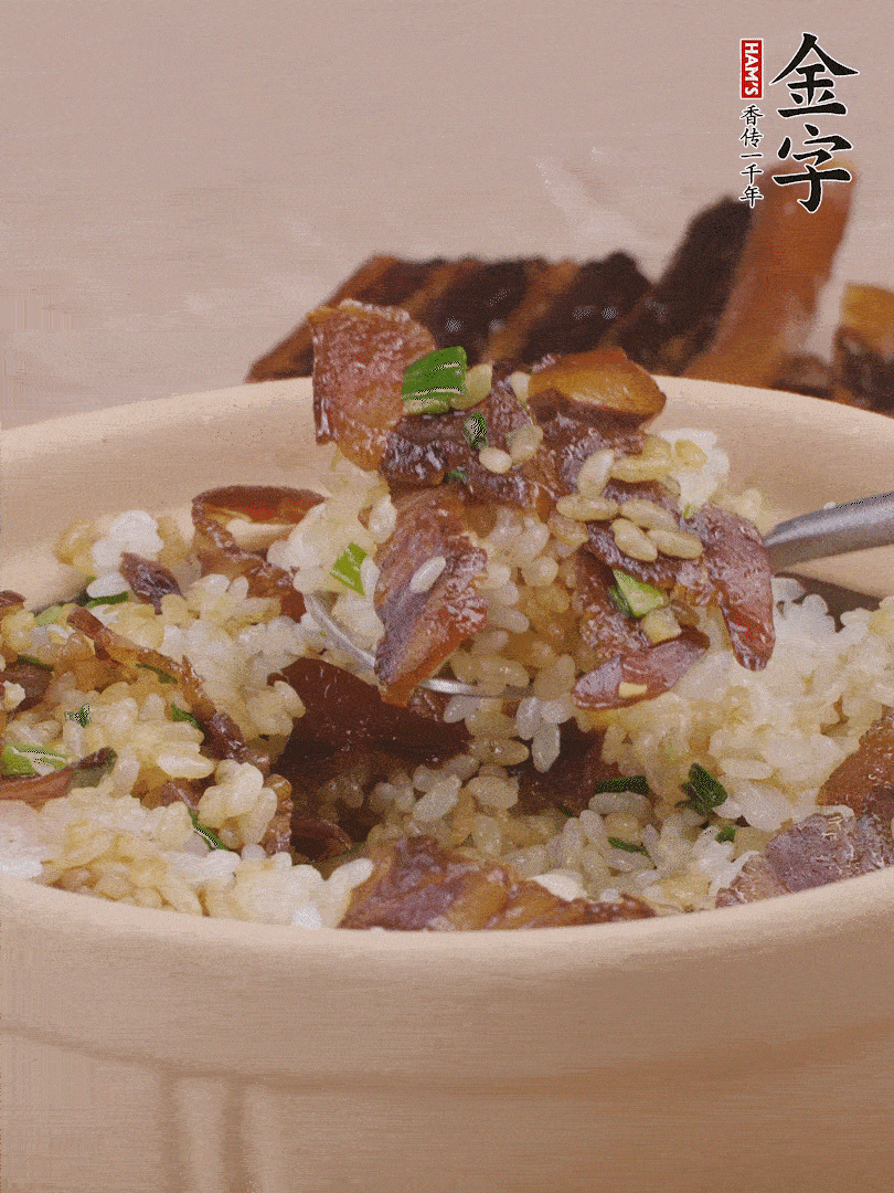 揭蓋后撒點(diǎn)蔥花裝飾，趁熱拌勻。