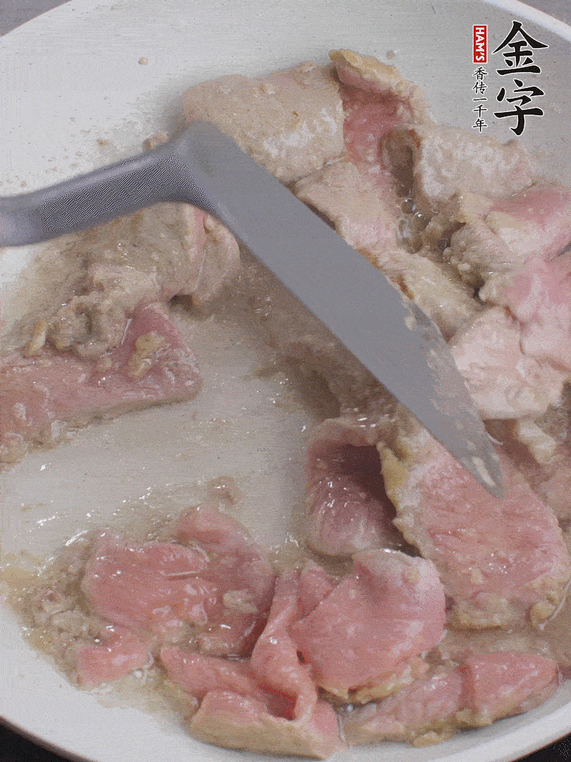 鍋中少油，下牛肉炒至變色。（盛出來）