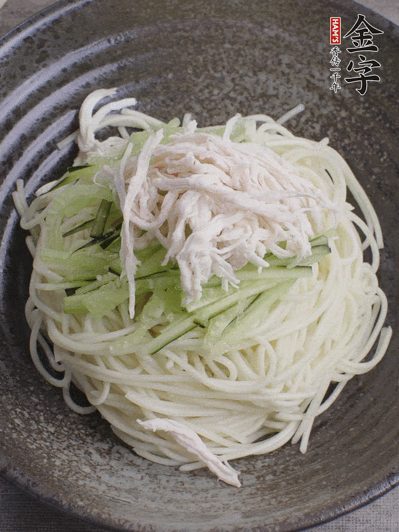 堿水面（熟）倒入大碗中，鋪上黃瓜絲、雞絲。