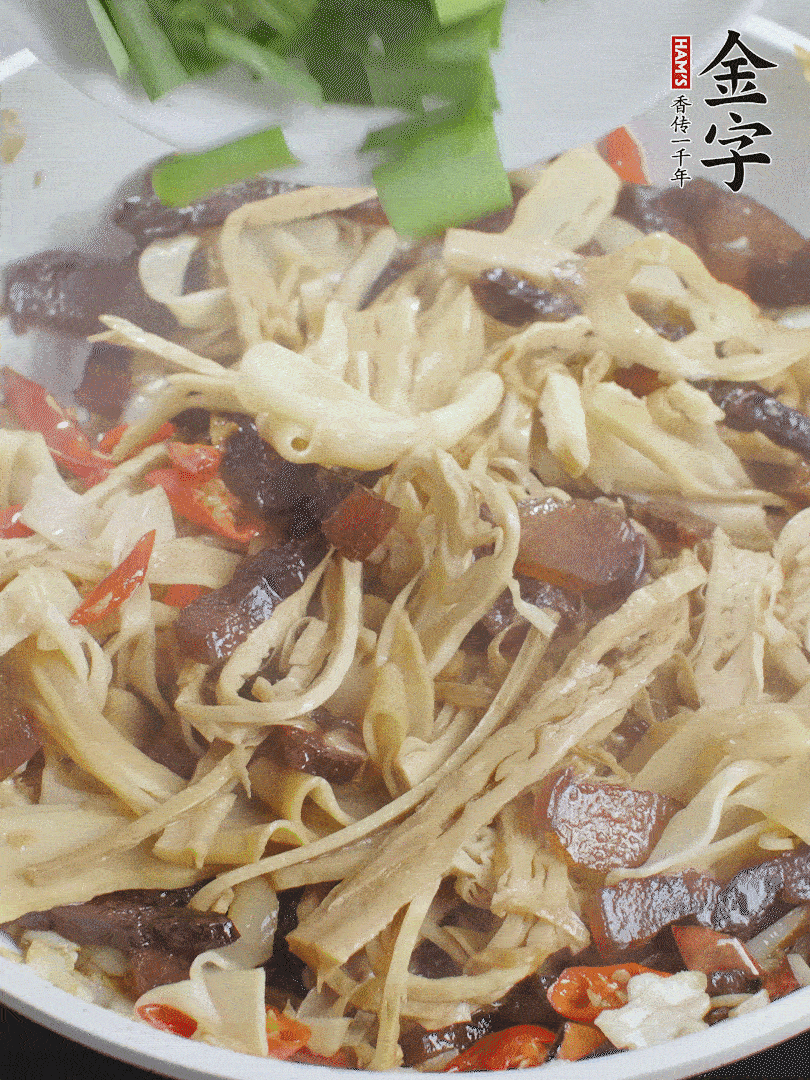翻炒均勻，下蒜葉。