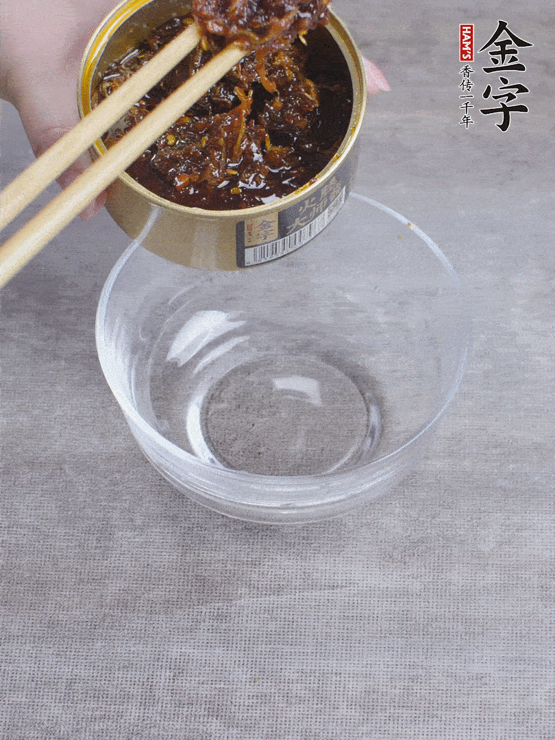 金字火腿大師醬2勺、醬油1勺、白砂糖1/2勺調(diào)勻。