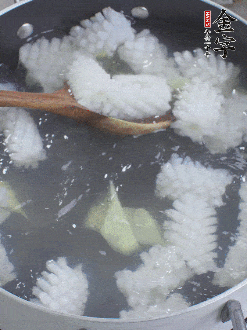 魷魚解凍后，加姜片、料酒汆燙30秒。