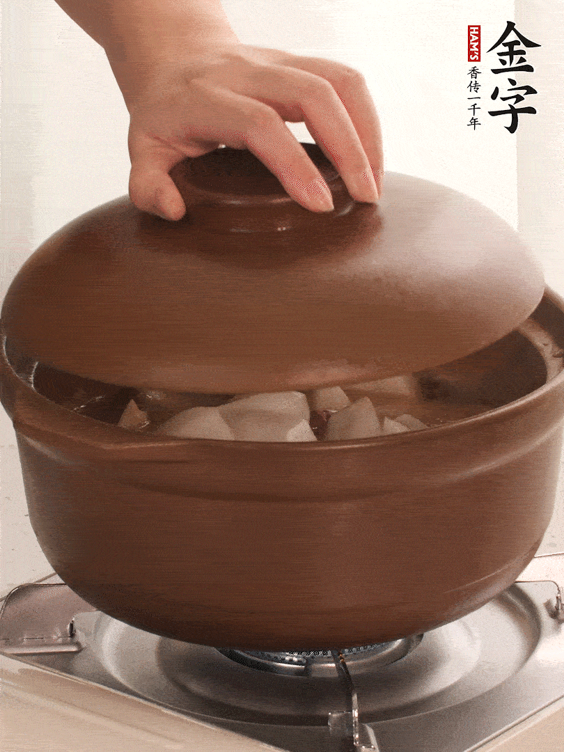 倒沒過食材的熱水，大火燒開。蓋上蓋子轉(zhuǎn)中小火，燉15-20分鐘。等蘿卜煮到喜歡的軟爛度就可以關(guān)火。