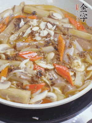 撒蒜末、香菜末。