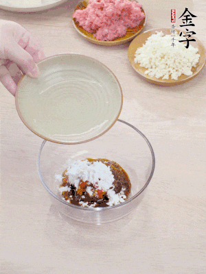調料汁：金字火腿干貝醬2勺、剁椒1/2勺、生抽1/2勺、淀粉2勺、清水半碗。