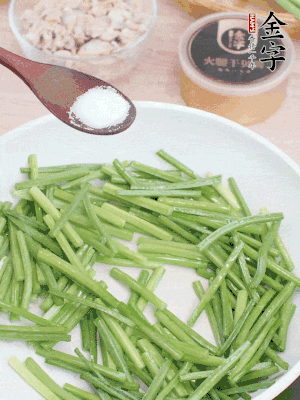 起鍋熱油，下韭菜苔炒至變色。加少許鹽。