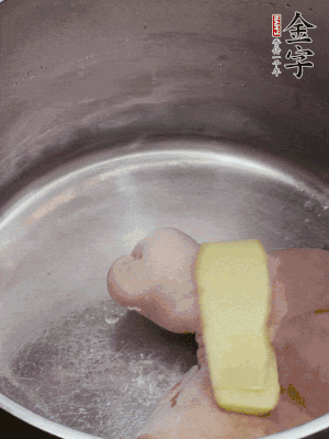 撈出洗凈后，加蔥姜、黃酒二遍焯水。