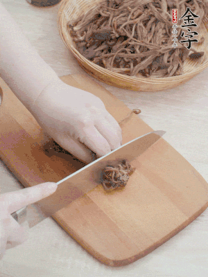 干茶樹菇浸泡過夜，去老根焯水，擠干水份。