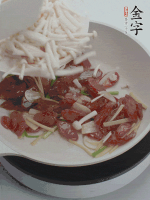放白玉菇、青紅辣椒、雞蛋。